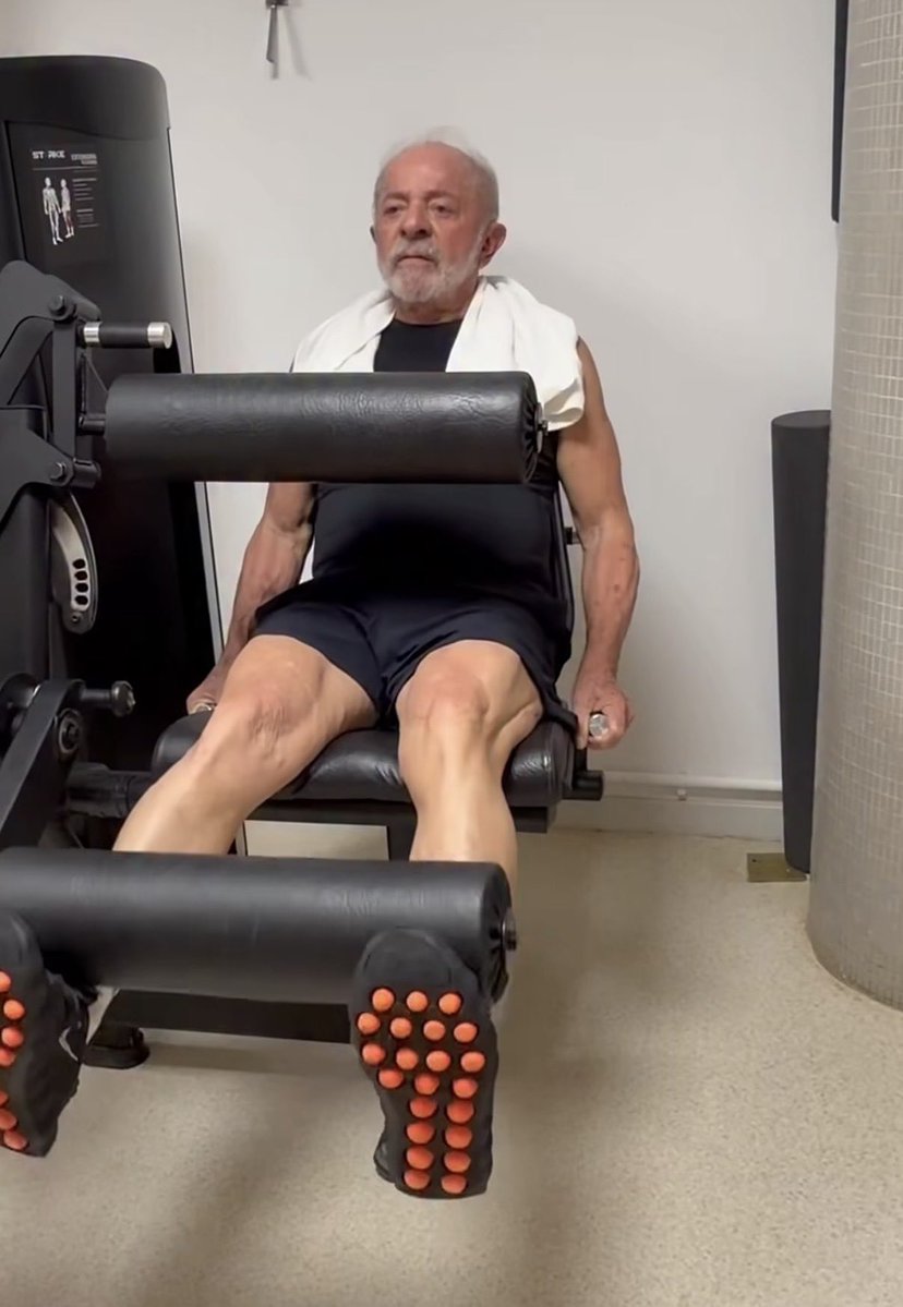 PedroRonchi2's tweet photo. Lula usando tênis da Nike // Bolsonaro usando tornozeleira da Polícia Federal https://t.co/jZ1WNvfCxw