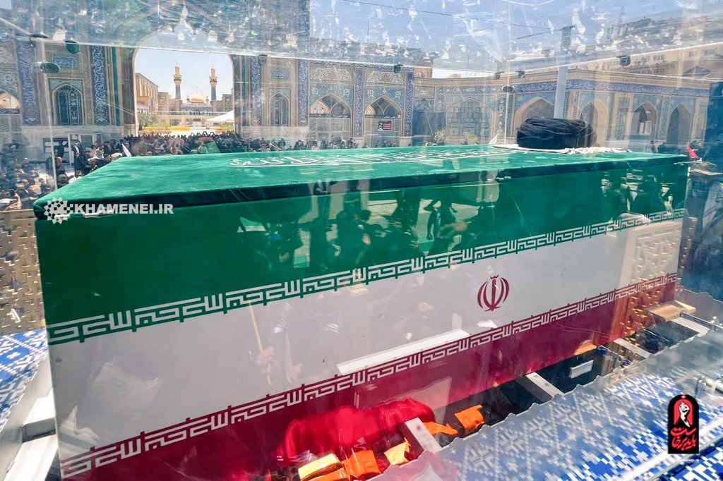 mahdi82_87's tweet photo. حالا امیرالمومنین سرش به غرور بلند است. پیشِ تمام انبیاء و رهبرانِ تاریخ و ملائکه.
که خوب ببینید پسر مرا!
مردترینِ عالم،
به شعف و اشتیاق آغوش باز کرده
برای صالح‌ترین ذریه.
خوش آمدی به سرزمین مادری 
و به خانه‌ی پدری.
 دلتنگت بودیم سیدعلی ...
#خمینی_مشهد
#باید_برخاست https://t.co/OjcFVIr52C