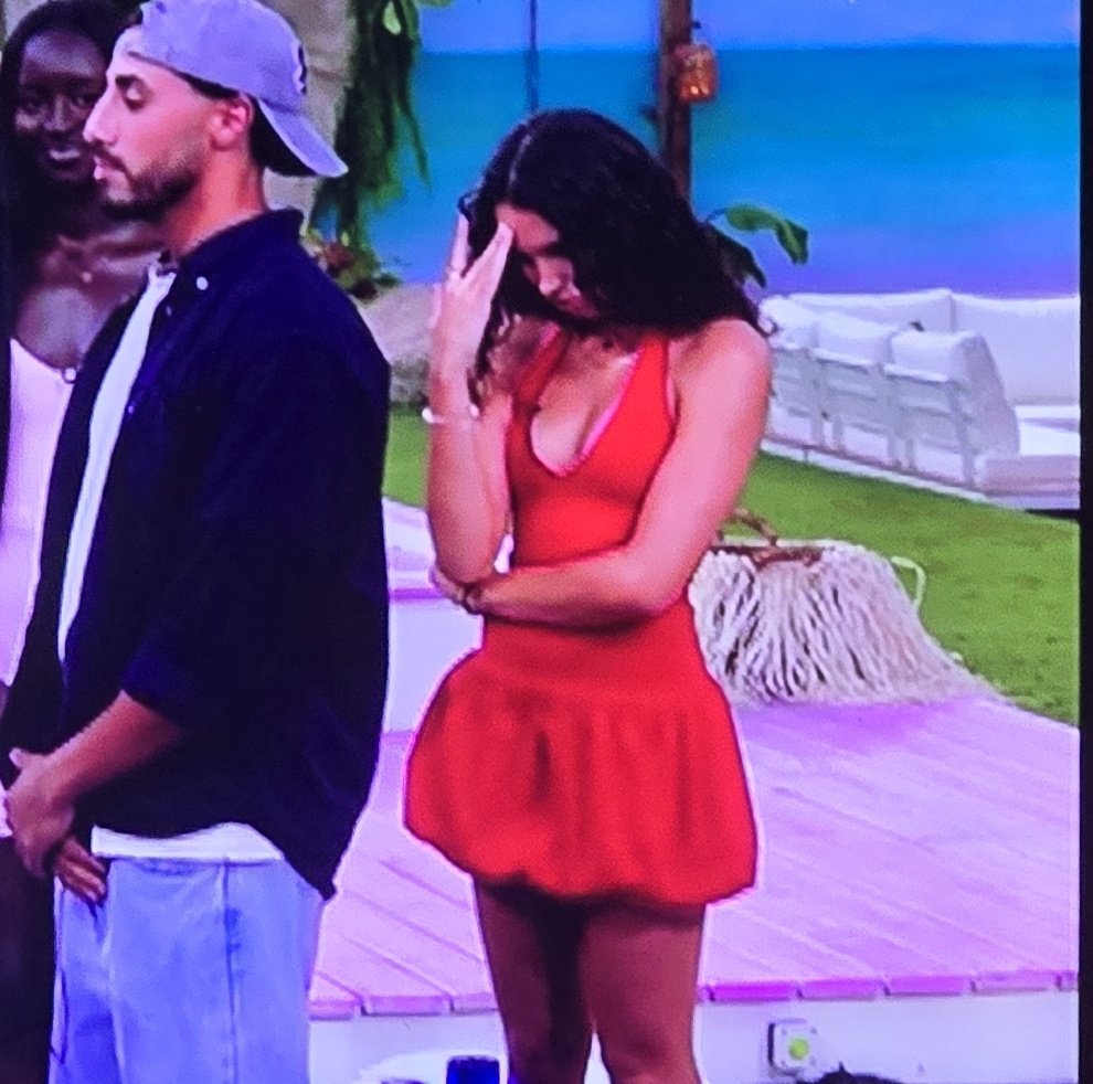 lablueteam's tweet photo. Leonie qui remet en question son choix jpp #secretstory https://t.co/2F4yW734oD