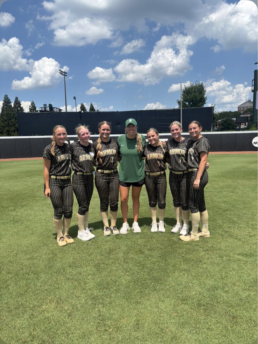 snaphaclkk's tweet photo. Absolutely LOVED spending the day at @CharlotteSB! I had a blast learning about your program and beautiful campus! Thank you @cbreault12, @JakeCombs_ ,@alyssa_bilodeau, and @baileystaylor for a great experience! GO NINERS! 💚 💚 @ArmorEliteLynch @ArmorEliteFP @KlimMichael https://t.co/GedKfWKb6H