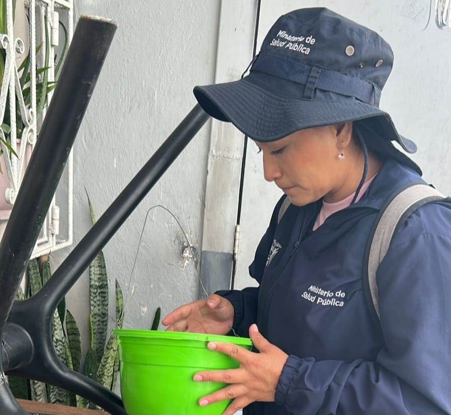 Salud_Guayas's tweet photo. #MSPEnTerritorio | Con el objetivo de evitar posibles casos de dengue, personal de #ControlVectorial realiza abatización y eliminación de aguas estancadas en reservorios 🛞 que pueden ser utilizados para la proliferación del mosquito 🦟 en #GarcíaMoreno y #Letamendi. https://t.co/PuSWqYysy1