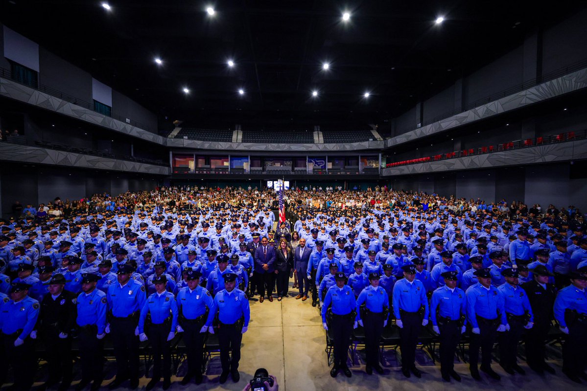 Jenniffer's tweet photo. Hoy tuve el honor de graduar a mi primera clase de la Academia de la Policía: 696 hombres y mujeres de las clases 235A, 235B y 236A, que hoy se integran al servicio activo como una nueva generación de agentes. https://t.co/DZowYah0Z2