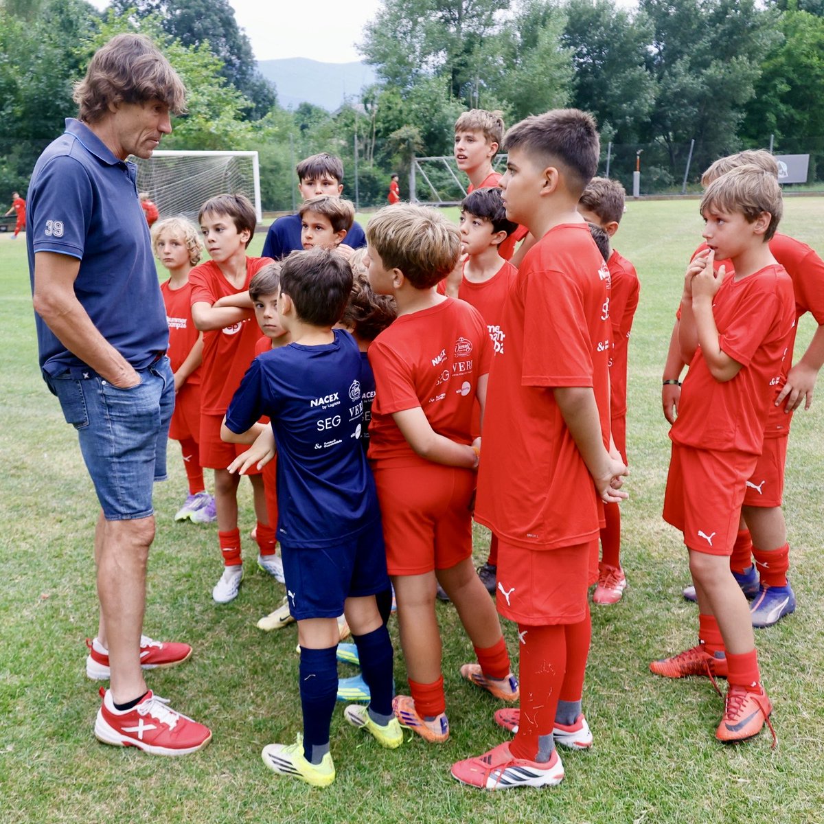 PepSummerCamp's tweet photo. 👋 Benvingut al @PepSummerCamp, Julio Salinas!

💯 Avui hem rebut la visita de Julio Salinas, format a l’Athletic Club, campió amb el Pep de 4 lligues i una Champions amb el Dream Team de Cruyff i llegenda de la selecció espanyola.

😍 Moltes gràcies!

#PepSummerCamp https://t.co/heNcK3k6Z5