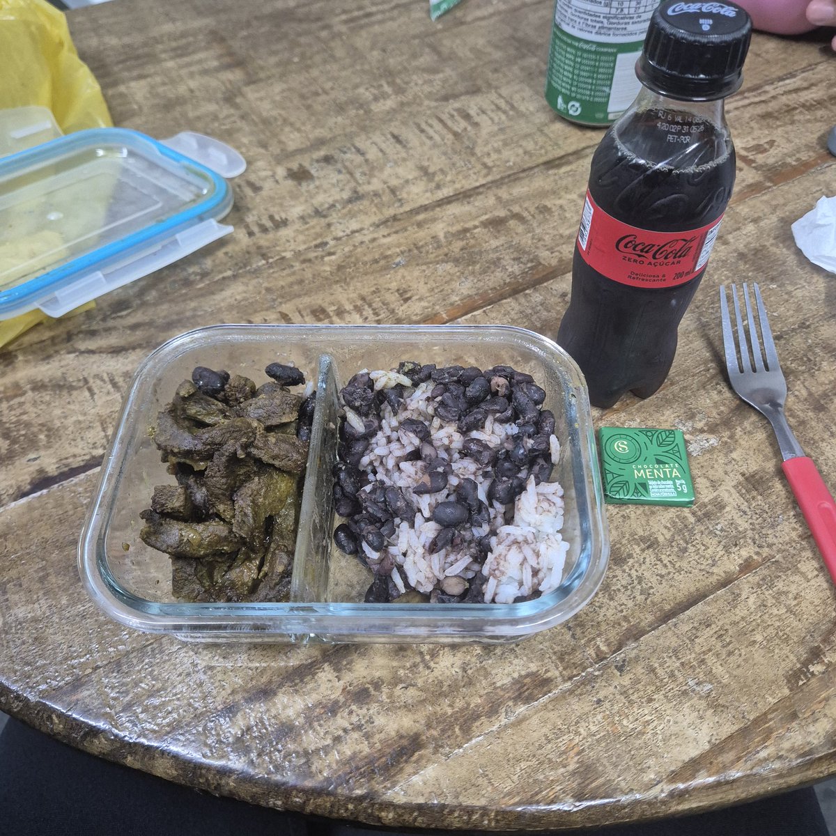 njodiets's tweet photo. Almoço 08/07: arroz feijão, fígado, coca zero e chocolate de menta

523kcal https://t.co/Zvc4nTpVtr