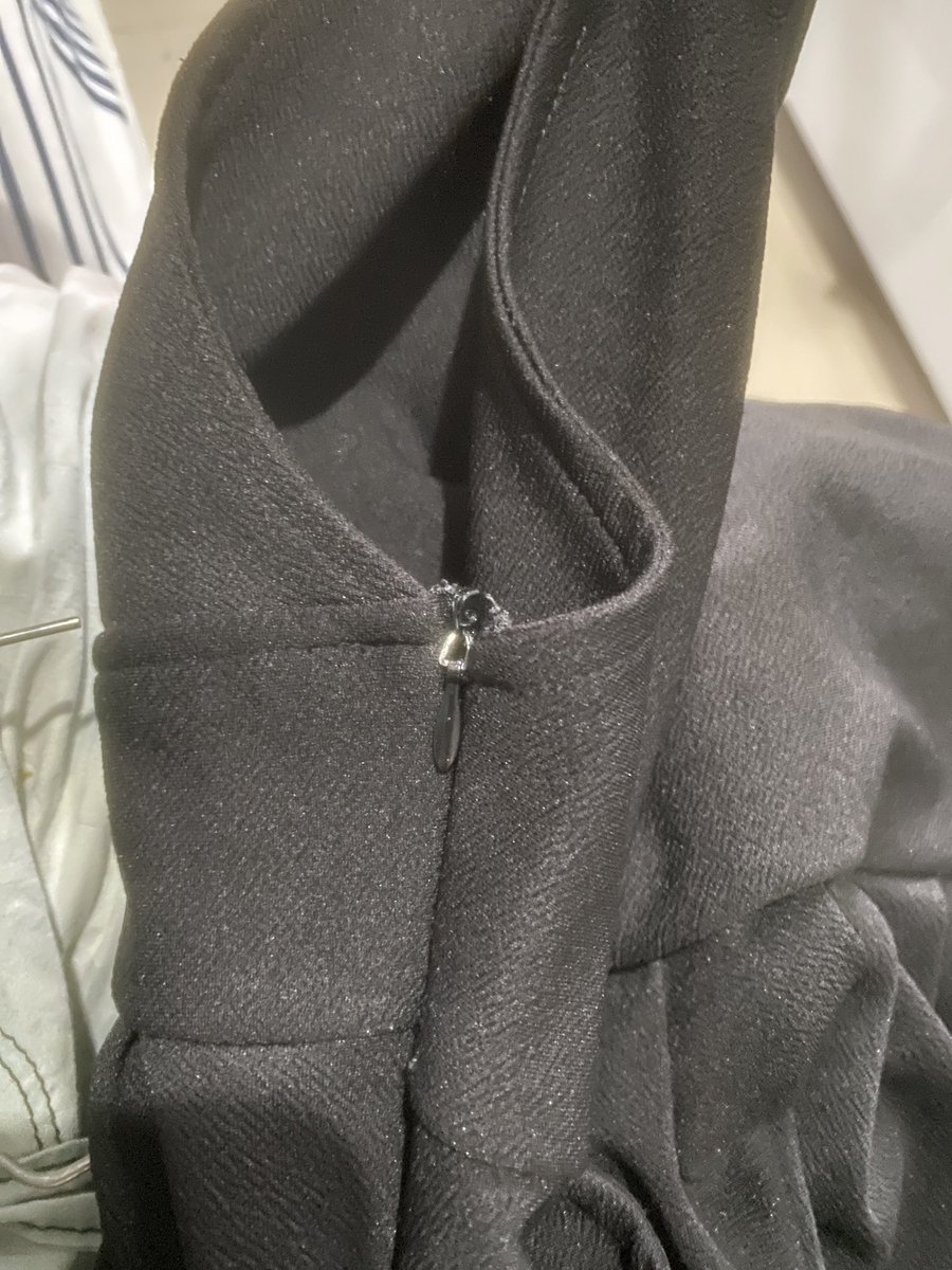 neyaishere's tweet photo. wts jual dress outer warna hitam, di tb 155 panjangnya se mata kaki, muat bb dibawah 55kg. ada contoh pemakaian di gambar kecil ya.. ada resleting bagian pinggang buat adjust. minus robek kecil di bagian lutut aja dijahit bisaaa. 💸20k💸 nego boleh di dm. bisa co oren cod https://t.co/h3FevN3tf5