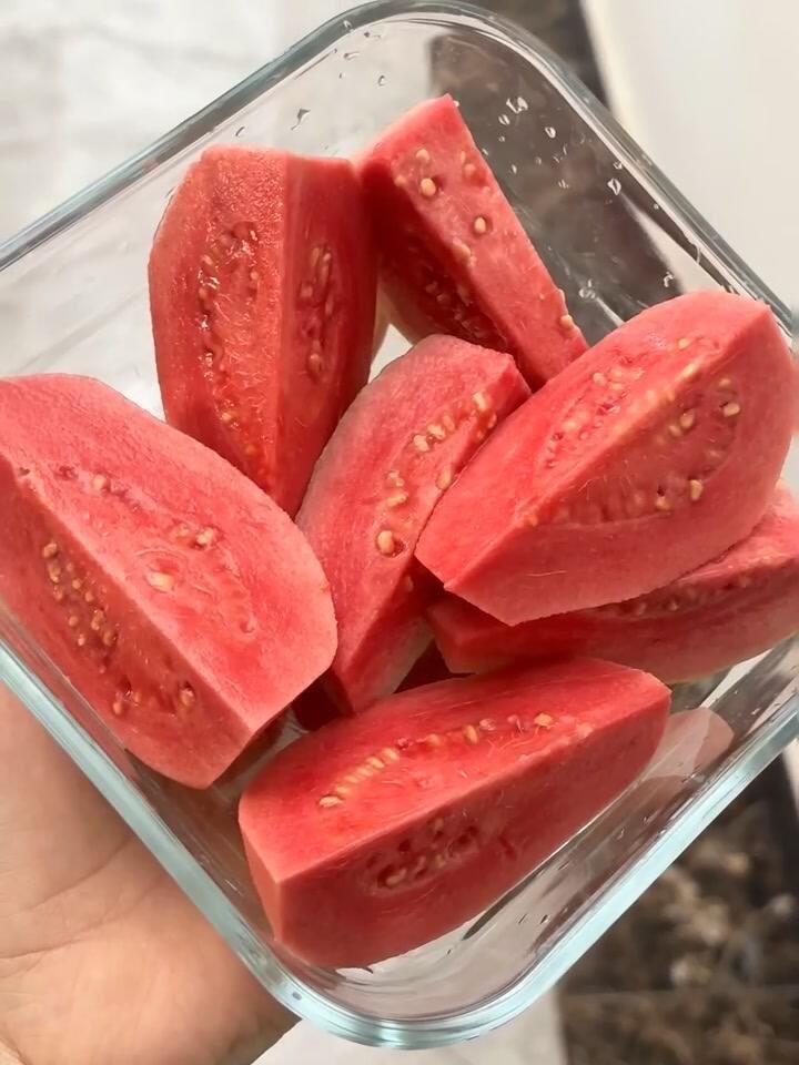 EmmaThomasP's tweet photo. Guava isn't just something you can eat directly; it can also be used to make milk tea and fruit drinks.🤗 https://t.co/RlQ2LX2zGj