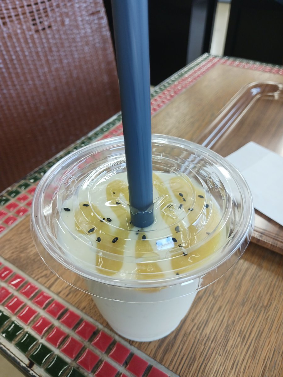 bluesky460's tweet photo. 岩崎ファームカフェにも寄って焼き芋シェイクを初めて飲んだら旨かった👍 https://t.co/vkcbHtpVrq