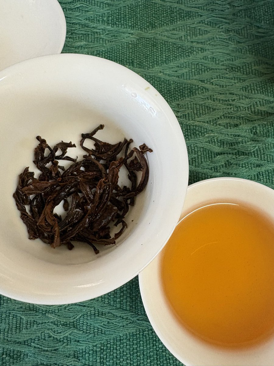 cafero_key's tweet photo. 台湾・坪林で作られた単叢とその紅茶バージョン。烏龍茶の方は蜜蘭香のようなライチ+草花の香り。若干土っぽい雰囲気がありますが個性は強めで面白い😁紅茶バージョンは若干フルーティーですが芋っぽさがあり、雲南のようなべにひかりのような掴みどころのない感じ。 https://t.co/dtDrMIvw6r