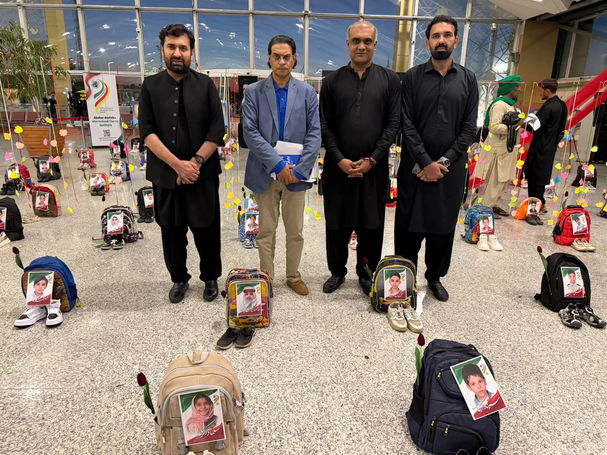 PTIofficial's tweet photo. پاکستان تحریک انصاف اور بانی چئیرمین عمران خان صاحب کی نمائیندگی کے لیے تحریک انصاف کا وفد ایران کے شہید رہبر آیت اللہ خامنائی کے جنازہ میں شرکت کے لیے مشہد پہنچ گیا ہے، 
وفد میں سلمان اکرم راجہ، انتظار حسین پنجوتھہ، علی اعجاز بٹر اور ہارون نواز پنجوتھہ شامل ہیں۔

وفد نے کل میناب سکول کے بچوں کی یادگار کا دورہ کیا