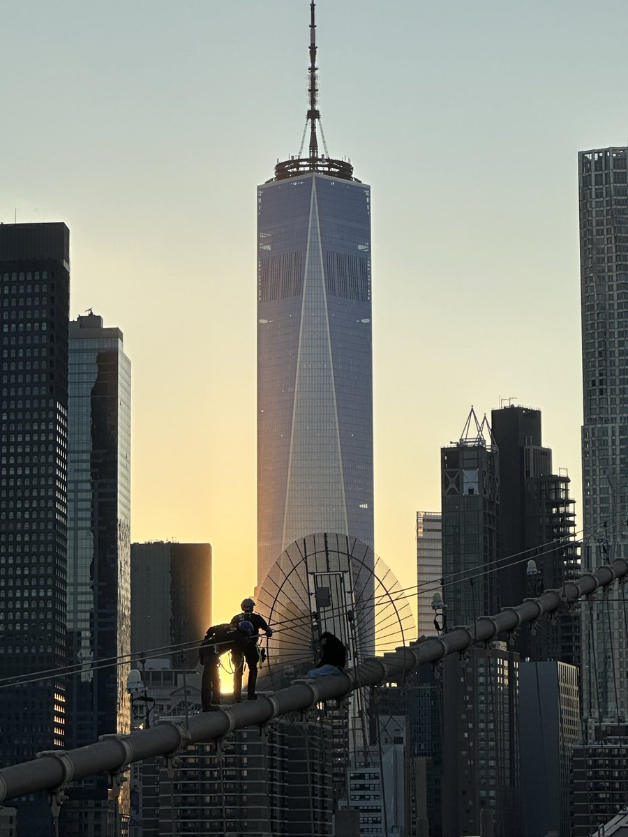 dfmolano's tweet photo. Justo estaba pasando el Brooklyn Bridge para tomar fotos del atardecer y nos tocó ver una persona que se quería tirar. 😧 https://t.co/qtkGzBXZyQ