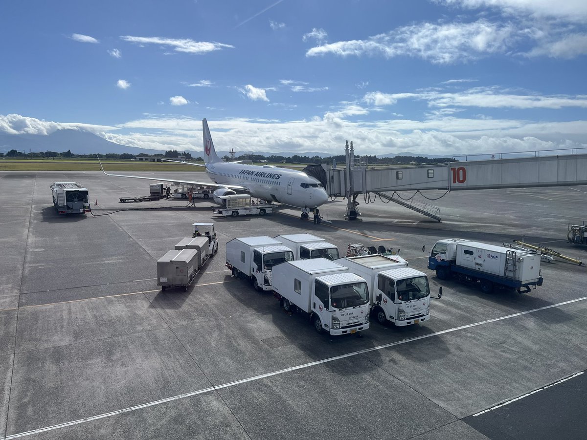 chocoJGC328's tweet photo. 鹿児島空港から羽田空港へ✈️
強風の為10分遅れの到着予定とのアナウンス、ほぼ定刻の着陸🛬強風の中安定の着陸でした👏JA334J https://t.co/IeKO8AEBHd