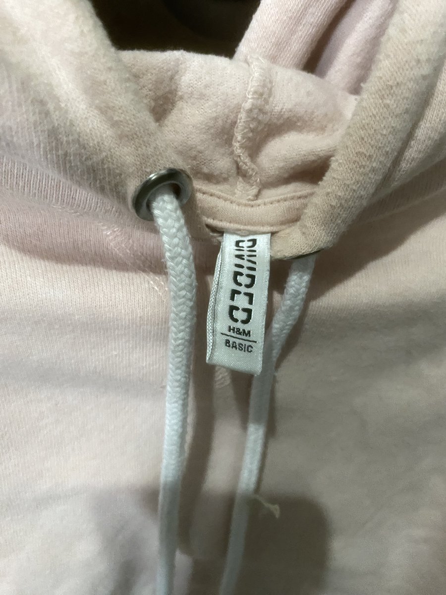 neyaishere's tweet photo. wts hoodie pink crop hnm h&amp;m basic beli import, no minus samsek. 💸35k💸 bagus banget ini ada kantong juga, bahan ga bikin gerah dan halus. fit to L bb 40-50 tb 150-155 sepinggang. bisa cod oren. nego di dm aja https://t.co/w0o1ZzDfyo