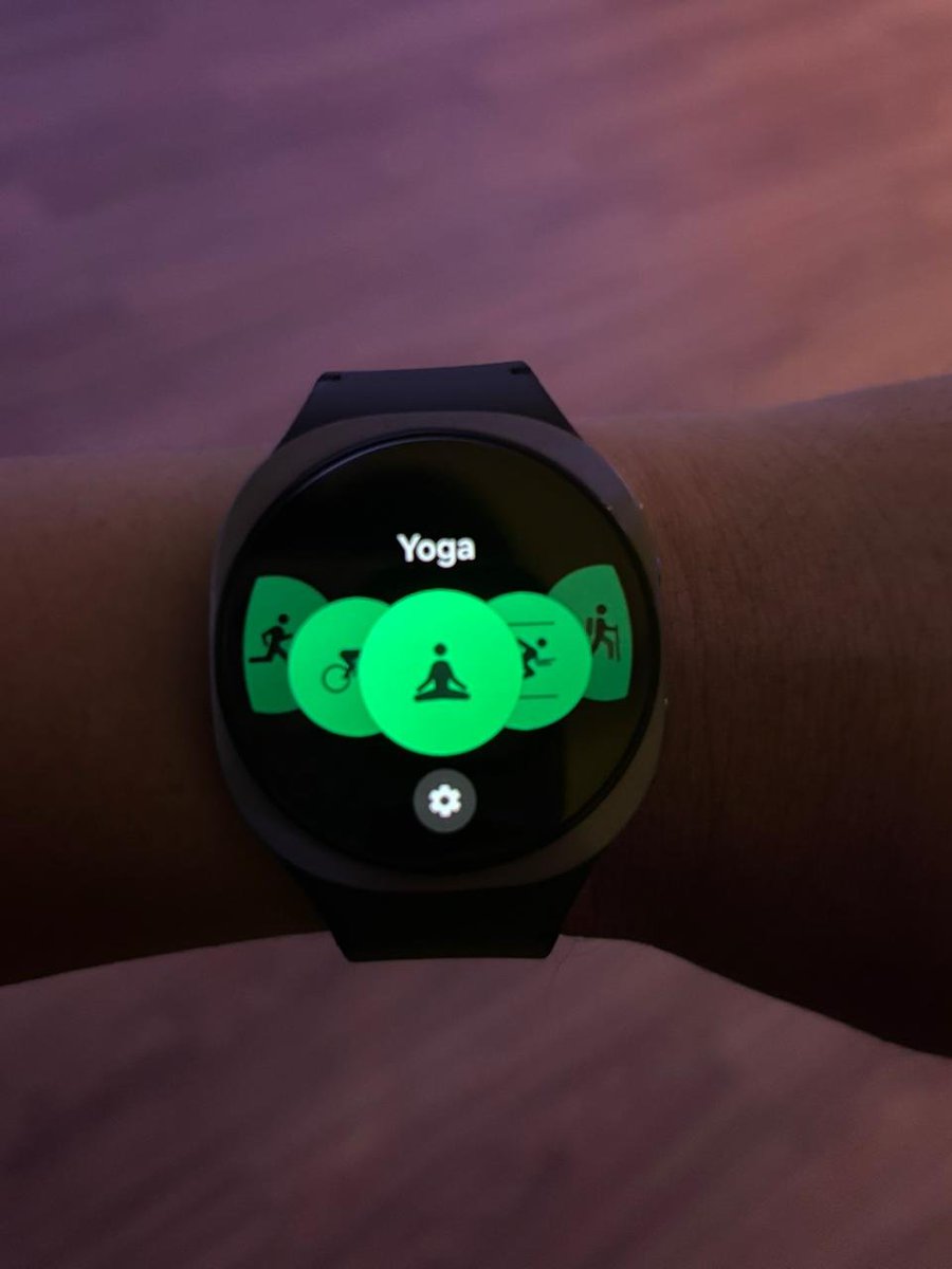 babierowra's tweet photo. Gw udah lama ngincer Samsung Galaxy Watch, apalagi ada mode yoga gini. Makin pengen Trade-in di https://t.co/G8Td88j0Sa deh 😍 https://t.co/WtBxmWRjsp