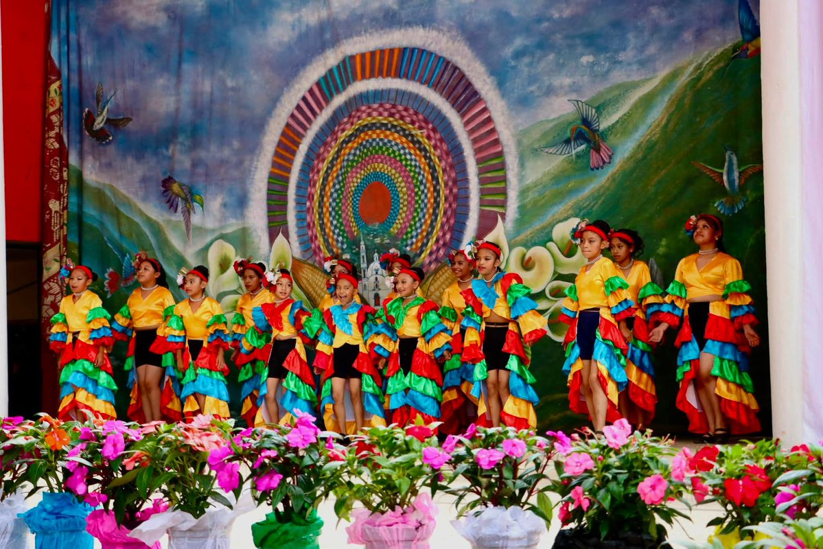 JosueEliasVlqz's tweet photo. Preescolar, Primaria y Bachillerato de la comunidad de San Miguel del Progreso  𝓖𝓮𝓷𝓮𝓻𝓪𝓬𝓲ó𝓷 2026 📷 "𝑬𝒔 𝒍𝒂 𝒉𝒐𝒓𝒂 𝒅𝒆 𝒍𝒐𝒔 𝒑𝒖𝒆𝒃𝒍𝒐𝒔" https://t.co/dyfEBWk2Xo