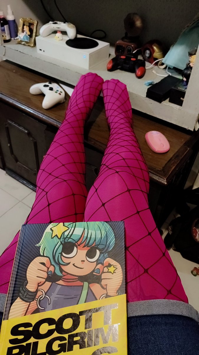 Spinela69's tweet photo. Holis ya revivi alguien para jugar algunos condos? Disculpen la inactividad con eso de la modulación de roblox ya no e podido jugar.  foto pies https://t.co/BxPfDMWCRM