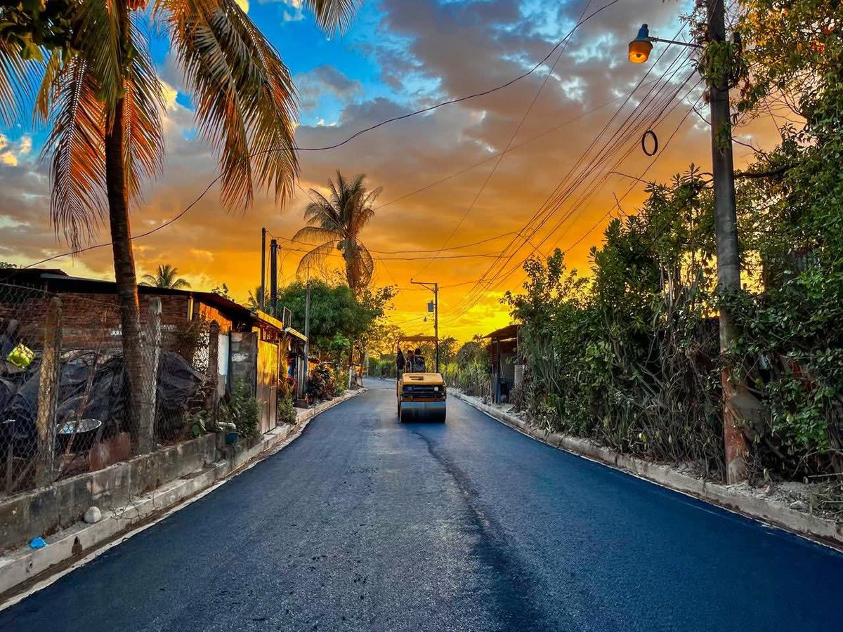 joseurbinasv's tweet photo. La historia está cambiando en Mapilapa, Nejapa, hoy recorrimos la  zona para ver los avances de las nuevas obras. En poco tiempo estamos transformando este lugar tan importante para Nejapa: 

✅ Construcción de badenes y túmulos en la calle principal. 
✅ Construcción de cancha de baloncesto 🏀 
✅ Iluminación de Complejo Educativo Profesor Alberto Montiel.
✅ Calle a Mapilapa con nueva carpeta asfáltica.
✅ Calle Príncipe de Paz con nueva carpeta asfáltica.

Seguiremos trabajando para transformar completamente la historia de San Salvador Oeste.