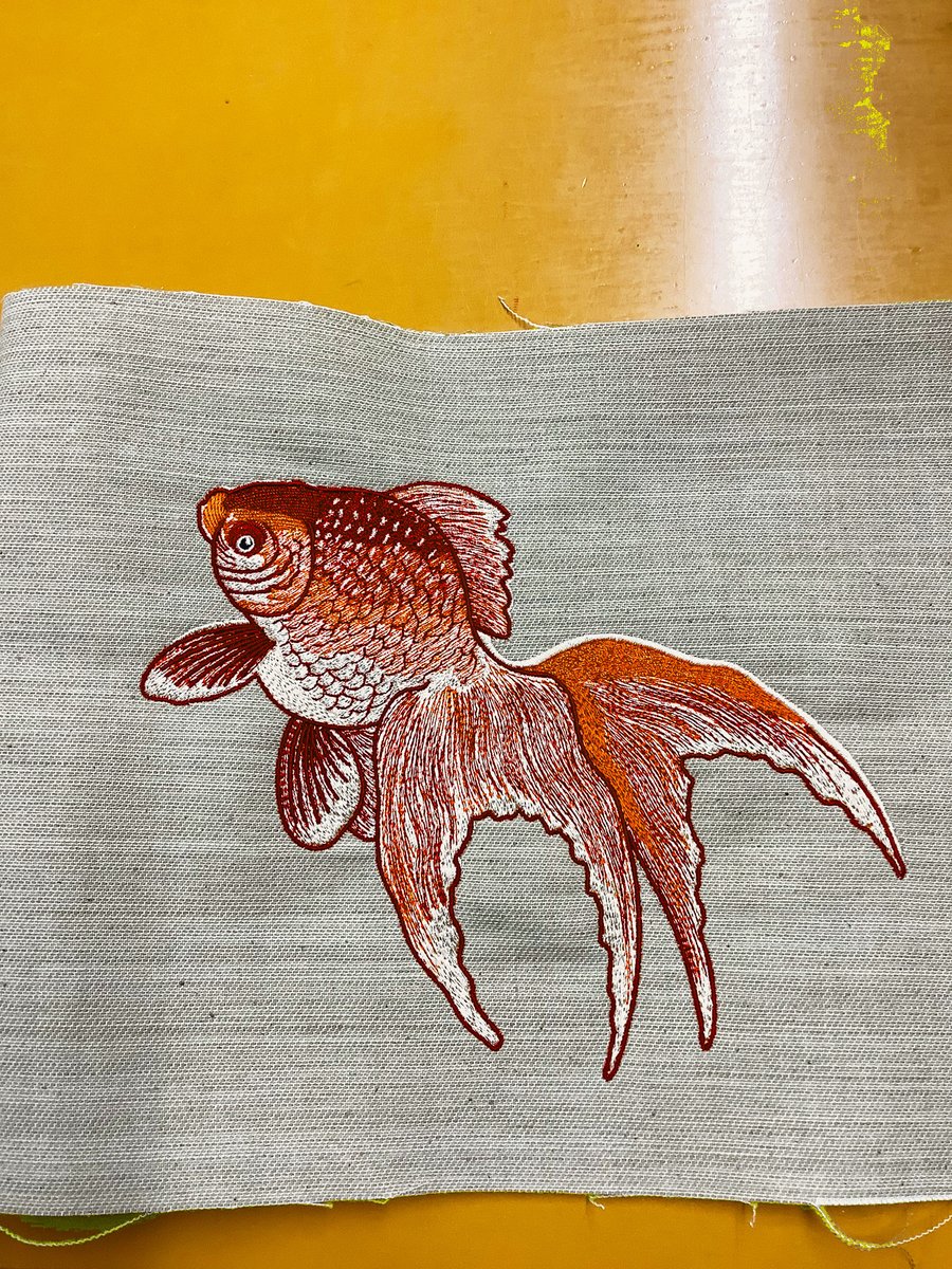 金魚の刺繍 色糸でやってもらいました。 うちの機械でここまでできたの