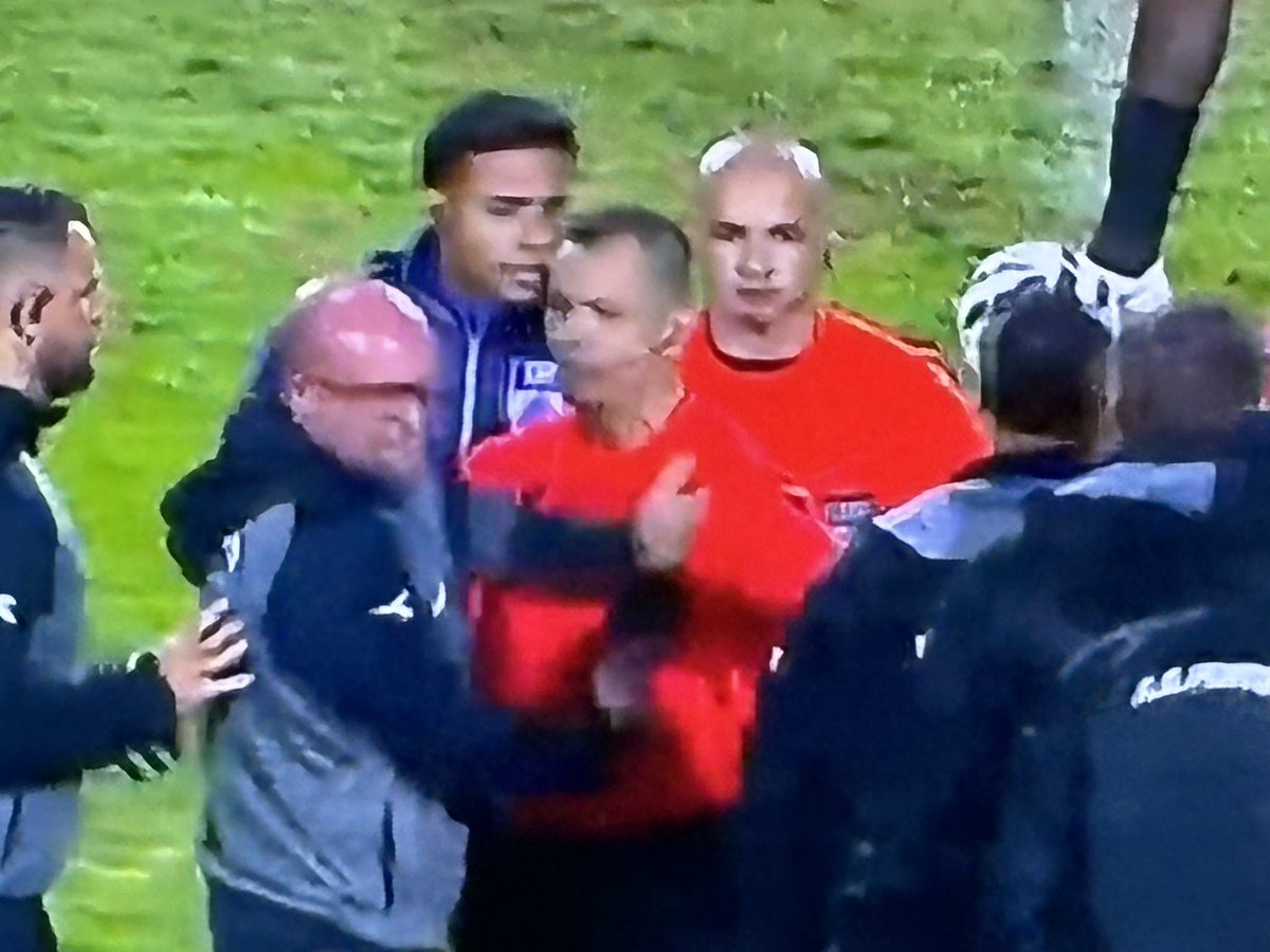 Miltonibt's tweet photo. Confusão no Moisés Lucarelli
No gramado de Campinas, a bola rola quente,
Criciúma pressiona, o Tigre mostra o dente!
Árbitro no meio, apito tremendo na mão,
Reclamações voam: “Pênalti!”, “Falta!”, “Mão!”
Um gol de Hermes, o 1 a 0 vem chegando,
Macaca se irrita, torcida vai xingando.
Segundo gol! 2 a 1, a torcida explode em festa,
Ponte Preta corre atrás, mas o Tigre não sossega.
Juiz cercado, jogadores no pé,
Cartões amarelos voando no ar, que zoeira é essa?
Confusão no campo, VAR na tela piscando,
Criciúma segura, a vitória tá cheirando.
Oh, futebol brasileiro, drama sem igual,
Pressão no árbitro, coração a mil no final!
Seja 2 a 1 ou virada no último suspiro,
Tigre guerreiro, o coração é tricolor e vivo!
Milton Araujo