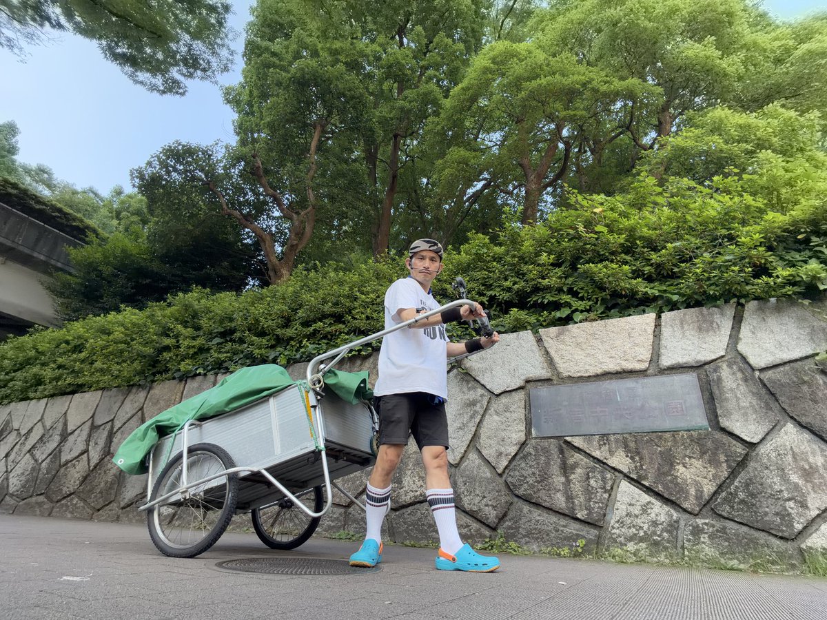 tokoton10's tweet photo. o(｀ω´ )o とわりゃああああああああぁ〜っ！
と、いうワケでええぇっ！
記念すべき第一回目のズッコケオフ会に参加していただけた方は1名でした〜。
デッカさん、キクチさんにも来ていただき出発の挨拶をしました〜。
今日から117日間、お付き合いをヨロシクお願いしまっスーッ！
本日のゴールは横浜駅っ！
渋谷でちょっと動画撮って…山手通りから国道1号線で向かおうかなってカンジです〜。
#ド根性散歩