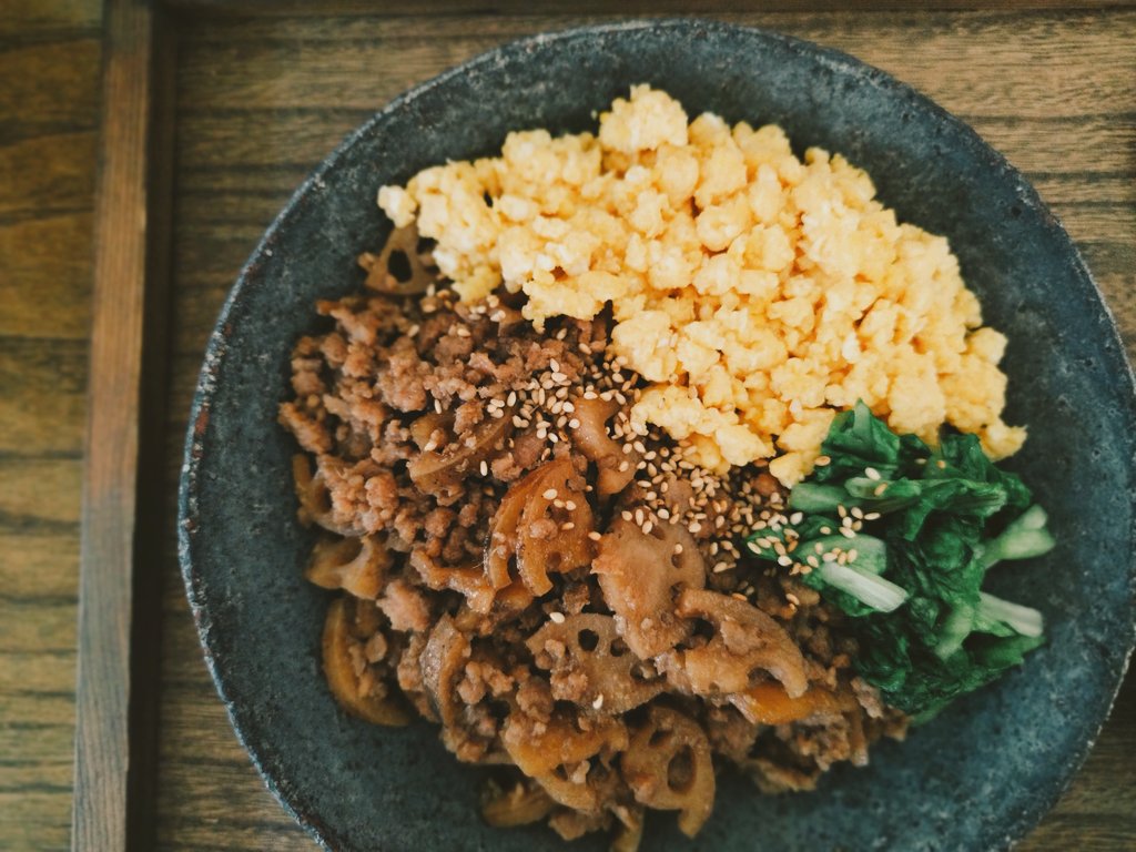 gitako1119's tweet photo. 蓮根とそぼろの三色丼
蓮根と豆腐のお味噌汁
③昨日のおやつ（ノアールあんこクリーム）＆自家製蜂蜜レモンジュース

昨晩こしらえた蓮根そぼろが良い出来で起きるのが楽しみだった。卵は塩麹と甘酒仕立て。お味噌汁は少し温度下げてからお味噌を溶いた（そのほうが甘いと今更知ったw）

何かと満足！ https://t.co/DrC4cePO1J