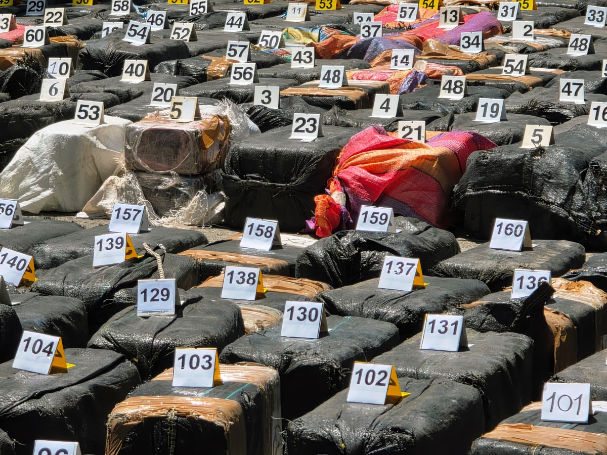 porttada's tweet photo. #Seguridad | 🪖🚔👊🏻Más de 88 toneladas de droga, valoradas en $2,106 millones, han sido incautadas durante la gestión del Presidente @nayibbukele 

Nota completa: https://t.co/SEFEAkDTW7 https://t.co/CbxeqAd8bW