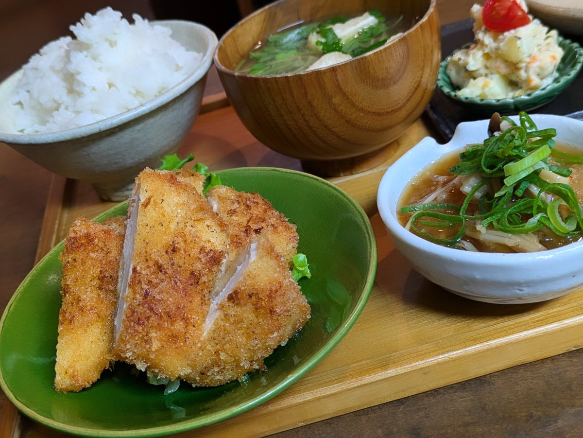 cafecaho's tweet photo. 7月9日木曜日。はれ☀️

気温も30℃を超えていよいよ夏到来！
『カフェカホのチキンカツ』さっぱりとお召し上がりいただけるダシぽん酢ソースもオススメです🫰

本日もどうぞヨロシクお願いいたします🥸

#cafecaho #カフェカホ #西宮カフェ #西宮 https://t.co/ohOmpfDfhK
