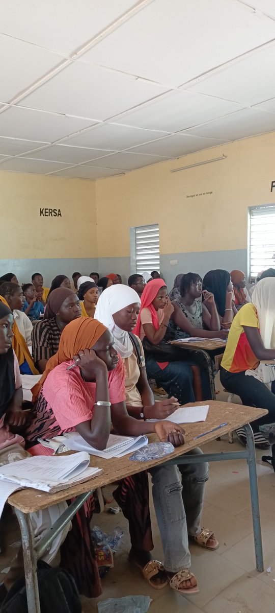 Abdoula98946642's tweet photo. Galerie du dernier week-end de révision organisé pour les élèves de troisième avec la participation de M. KANE HG, M. SY MATH &amp; PC, M. GUEYE SVT. 

Merci infiniment au principal du CEM Cité Lamy
Merci aussi à tous les professeurs qui ont administré des cours. https://t.co/8diWJiuC5Y