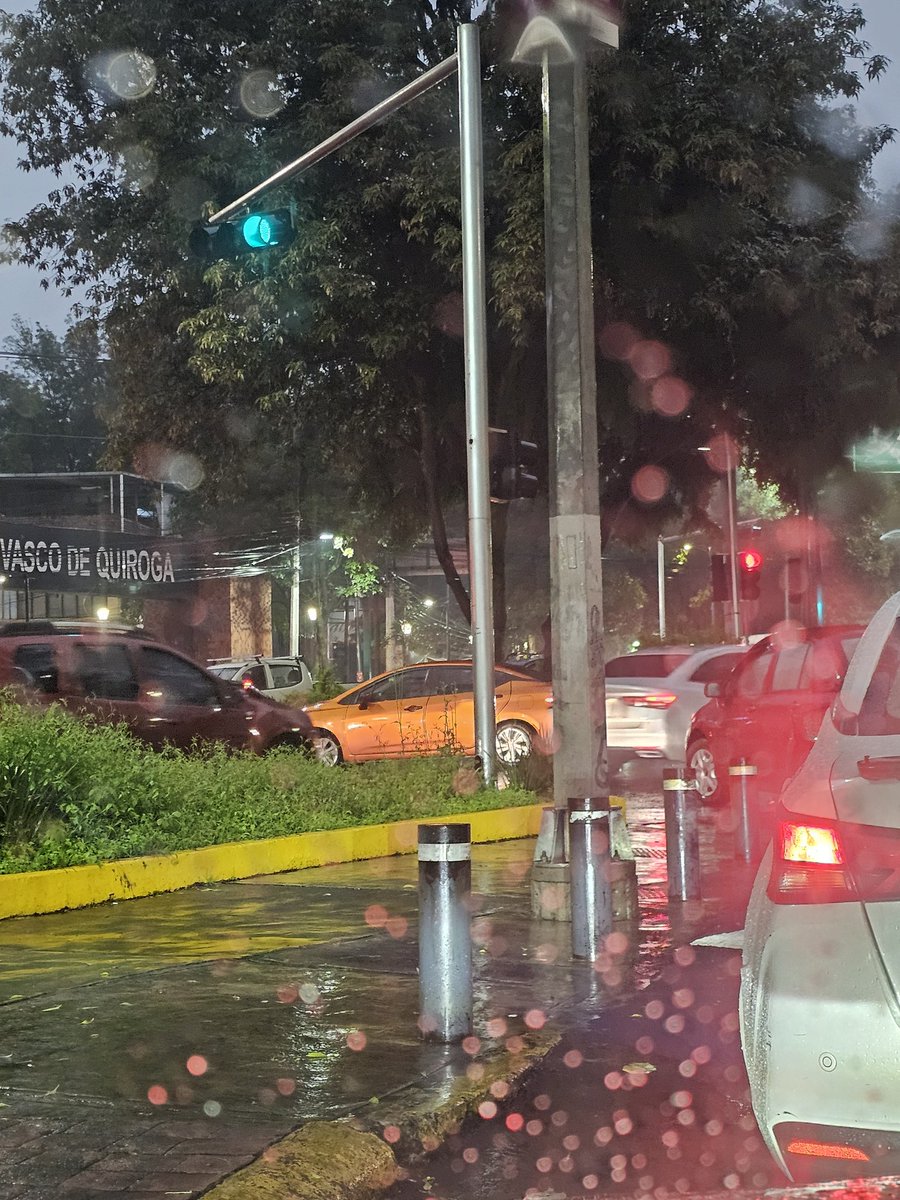 Joetiman's tweet photo. Ojalá y se quieran mojar un poco y venir a apoyar al cruce de San Fernando e Insurgentes Sur. Es un caos! Gracias @UCS_GCDMX @OVIALCDMX @C5_CDMX @TlalpanAl https://t.co/UUhtKJVK91