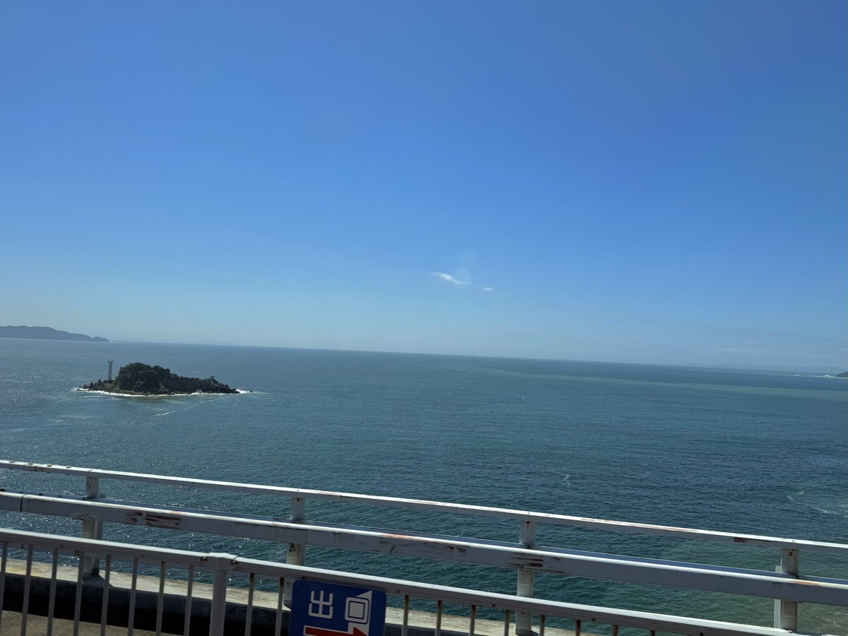 hanamomoact's tweet photo. 普段見ることない景色に、オットに見せてあげたいな〜と窓に張り付いて見ている。 https://t.co/qu6alAzES5
