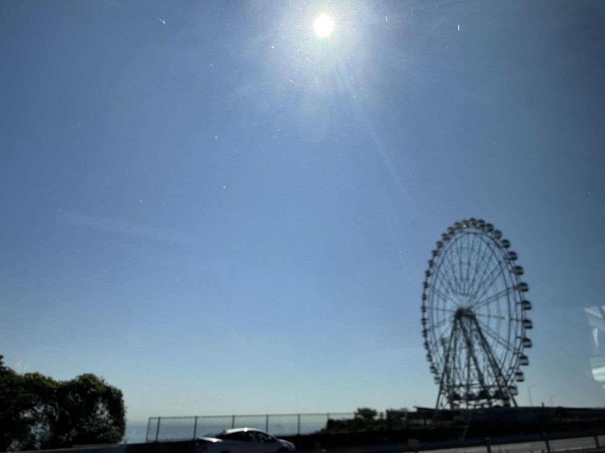 hanamomoact's tweet photo. 普段見ることない景色に、オットに見せてあげたいな〜と窓に張り付いて見ている。 https://t.co/qu6alAzES5