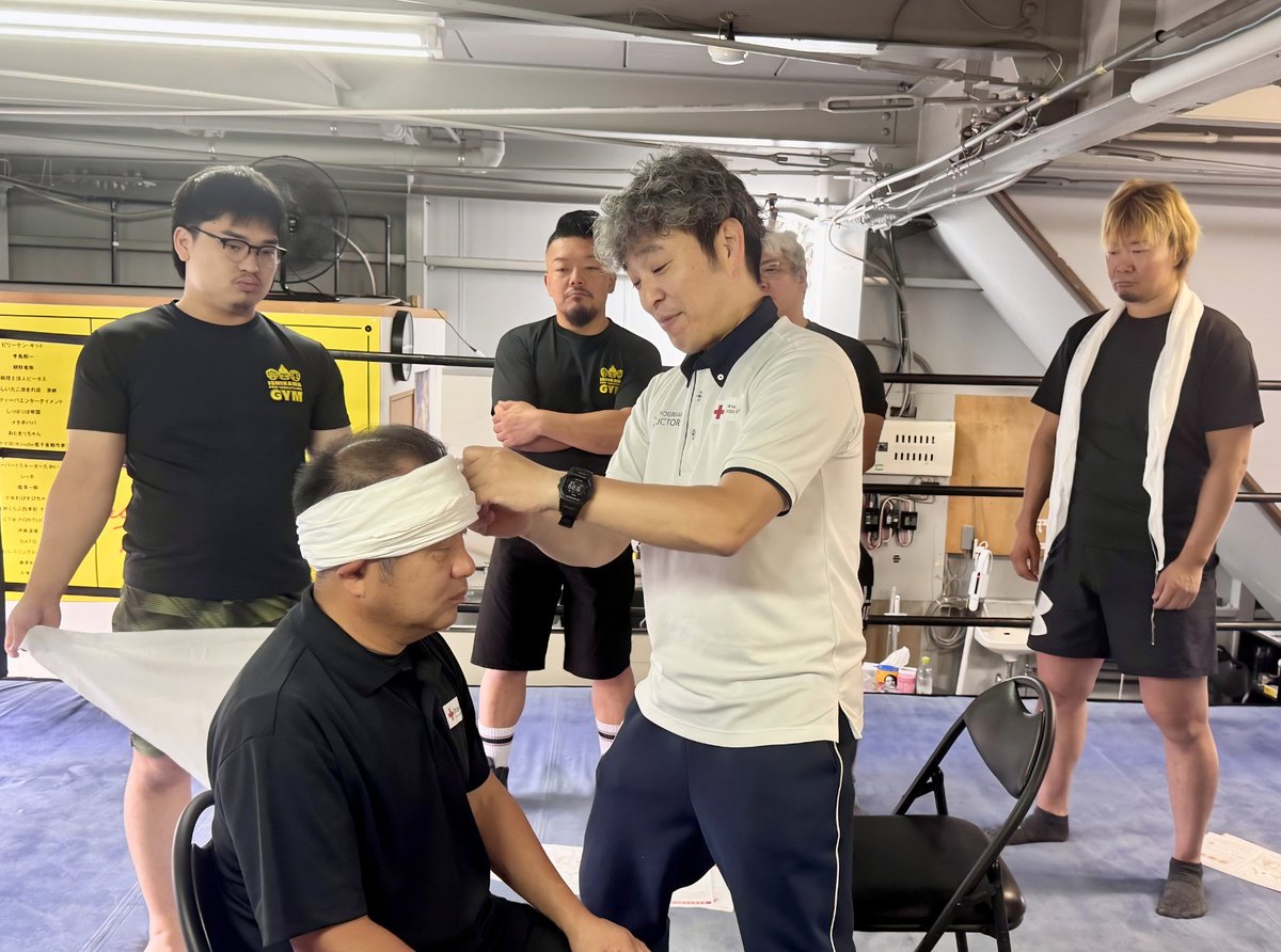 jrcishikawa's tweet photo. 石川プロレスの所属選手等７名に救急法の講習を実施しました。当日、集まったのは選手、レフェリー、スタッフの方々７名。リングの上で三角巾を使った傷の手当や胸骨圧迫の手技、意識確認からAED到着までの流れを伝達。暑い季節にも入ったことから熱中法の予防と対策についてもレクチャーしました。 https://t.co/w21reF5cgY