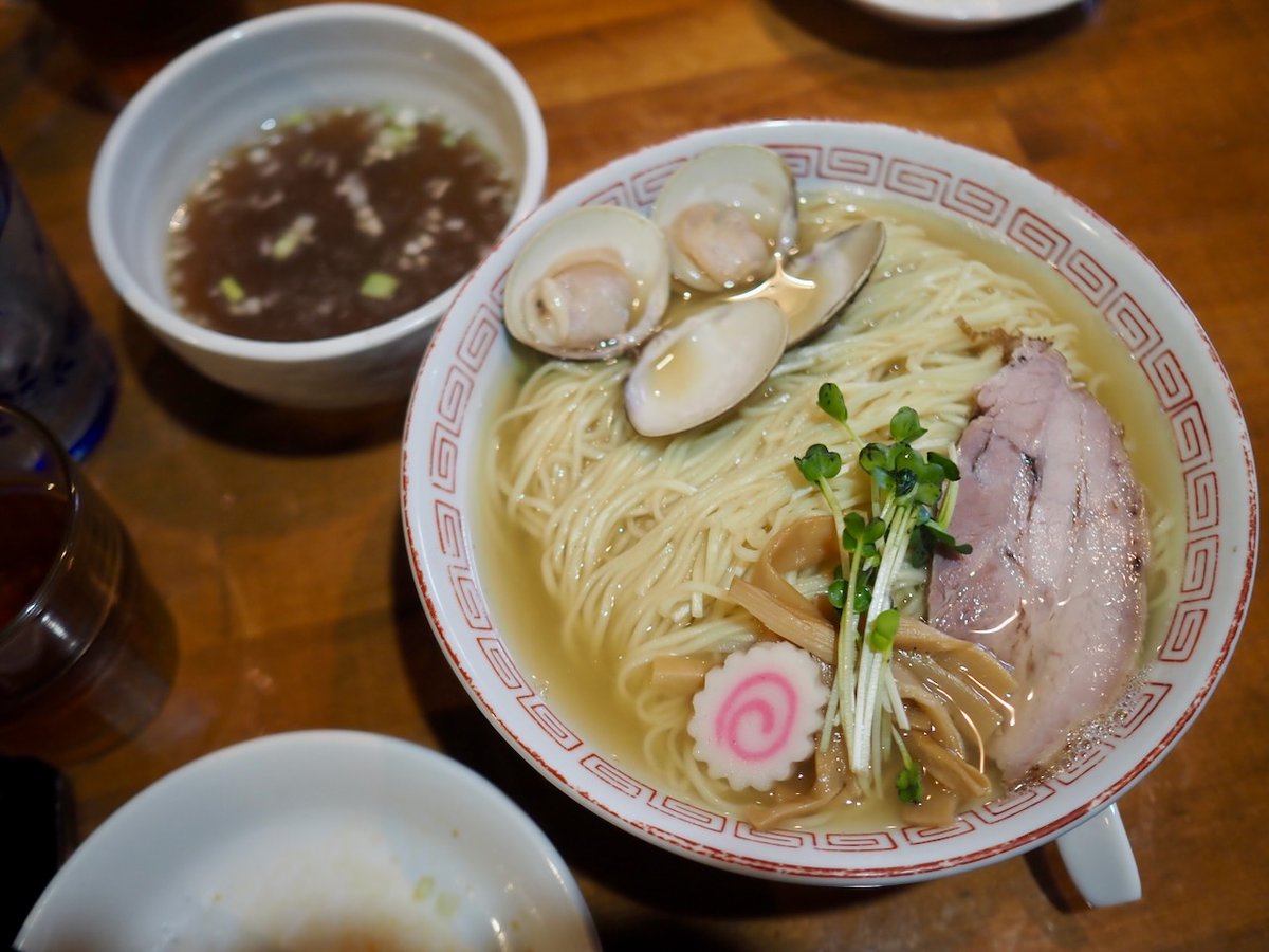 backyard822's tweet photo. はまぐりつけ麺＠麺酒処ふくろう(戸塚)

麺の器の和風出汁塩スープだけでおいしいところに、ハマグリ出汁の正油つけ汁で完璧に二度美味しい唯一無二なつけ麺😋
はなからこの日の〆はつけ麺と思ってたけど、6人全員つけ麺頼むとは思ってなかった(注文したら一瞬店主がひるんだような気がしました😅) https://t.co/0G5TX7s2qm