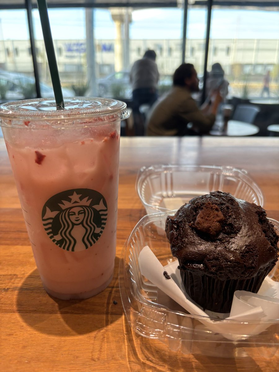 _CarolineValo's tweet photo. El muffin de por el aeropuerto sabe mucho mejor que a donde yo suelo ir jaja ya que. https://t.co/twGgS0Iu4e