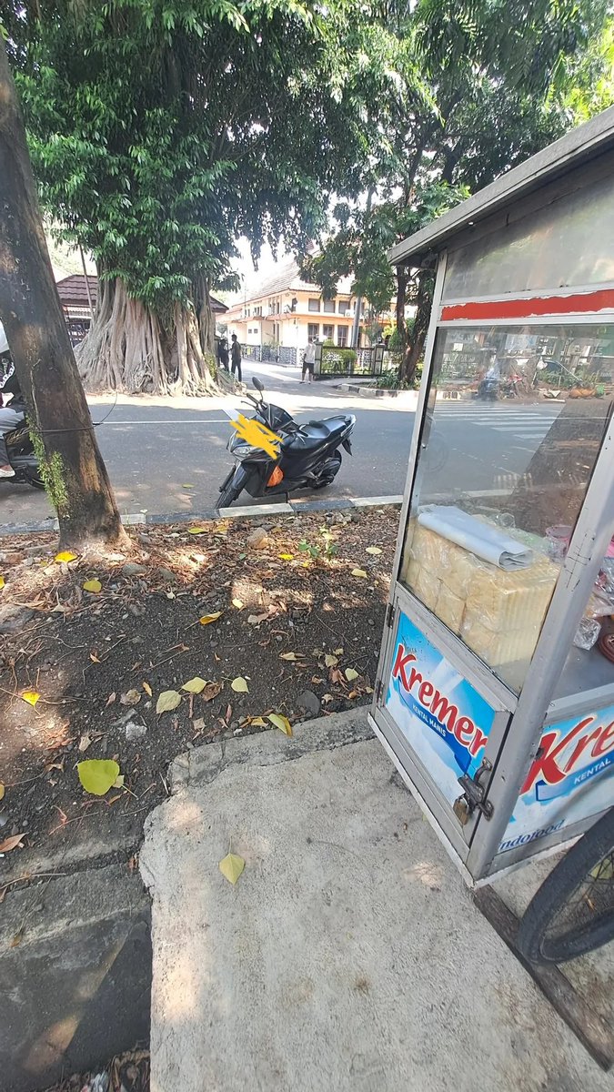 mamahmuda1_'s tweet photo. X do your magic! Plissssss ramein jualan Abah! 
Beliau jualan dideket pasar anyar ( regina pacis bogor maju dikit, kanan jalan) deretann bank btn. 
Seporsi rotinya harga 20.000, beliau nunggu pembeli sampe ngantuk² ketiduran. 
Plisss kalian beli dong, kl menurut kalian kemahalan yausa gausa beli buat yg mau dan mampu aja ini mah. 
Beliau jualan didkt pasar anyar dr jam 10 - 5 sore, trs lanjut lagi didepan mandiri cenah sampe jam 10 malem
#Ketimbangngemi #bogor #bogorkuliner.
cc: dhaniahariyono