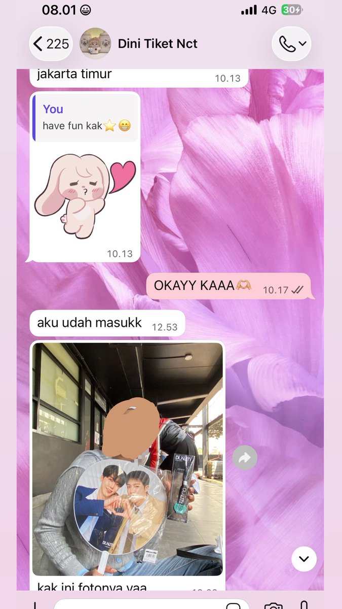 savanaszcn's tweet photo. to all kpoppers atau apalah, tolong jangan jahat? gue jual 1 tiket NCT ke org yg satset sabtu lalu.
lo dp gamau, gue duluin org yg satset lah.  minta cod di venue, gue aja ga nonton ngapain ke venue? pasti gue nyari yg mau cod deket rumah (udh dibilang cod dmn).

trs hari ini di dm ngatain gue scam? freak bgt sih lo. foto ke 2-4 itu gue deal sama buyer yg satset & ketemuan di dkt rumah. gmn cara liat deh ni org yg ngatain gue scam siapa.. 

banyak yg nipu bukan berarti semua org nipu. gue jual cuma 1, gue jg ga jadi deal sama lo, lo jg ga tf ke gue, tbtb ngatain scam? freak lahir batin.