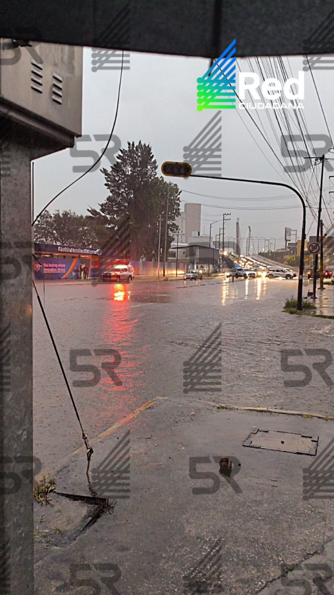 laredcincoradio's tweet photo. #ReporteRed🌧️|| Se registra una fuerte inundación sobre la 31 Poniente, a la altura del Colegio Americano, en Puebla capital. Se recomienda a automovilistas manejar con precaución y evitar la zona . https://t.co/UKmqaIRBBw