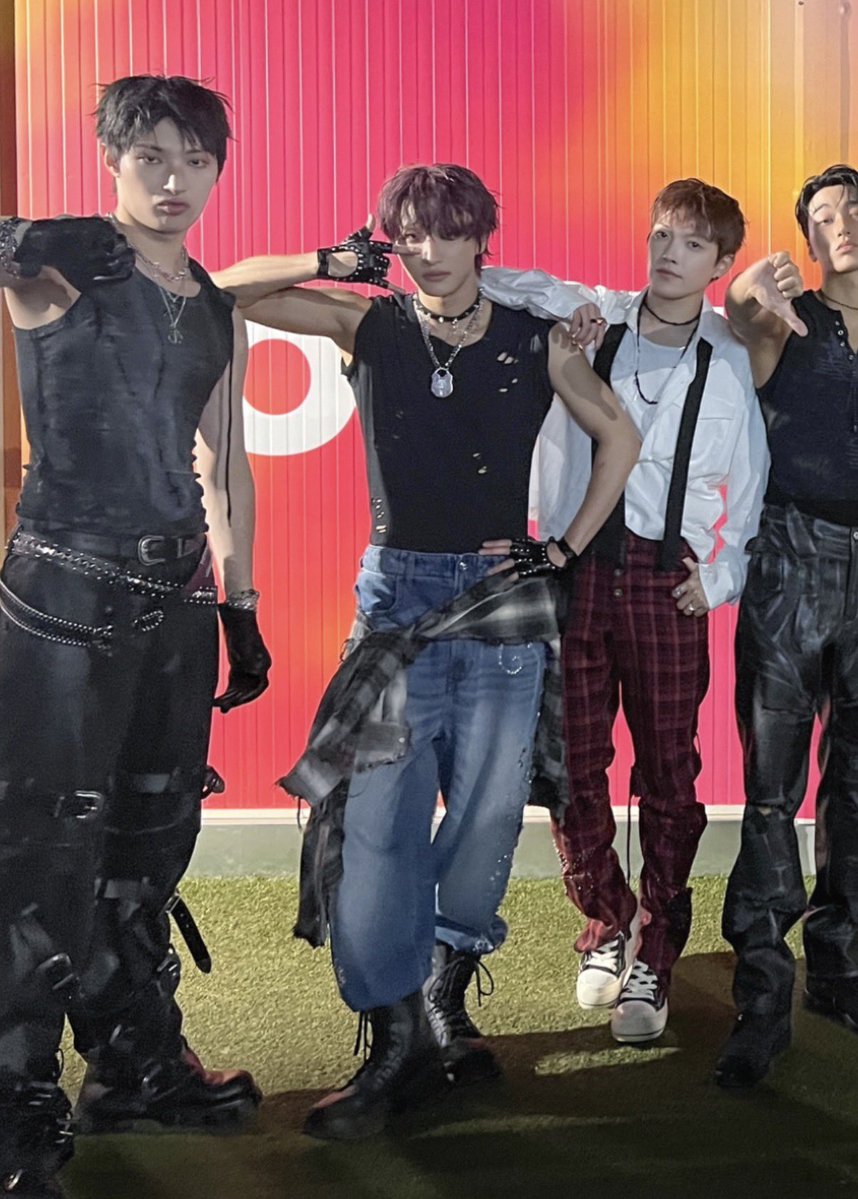 seaforests's tweet photo. seonghwa’s diva pose here okay mother! https://t.co/S0gfGmX1Yb