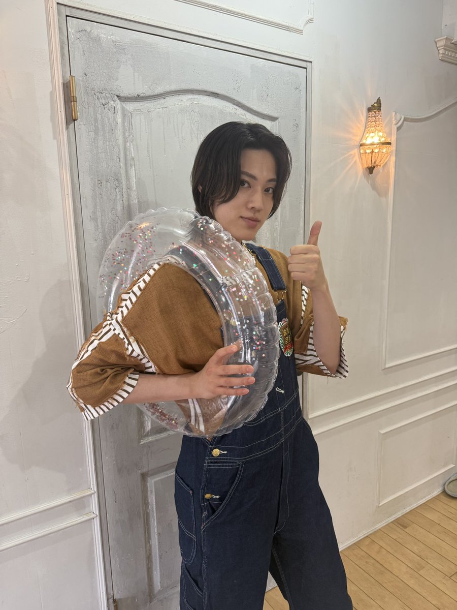 syunkan_kaitou's tweet photo. 明日よる9時〜放送📺
【夏の冷やし中華＆そうめん裏ワザSP】

少しだけオフショット先出し公開📸

#瞬間回答 　#ACEes  #佐藤龍我　＃なぜ浮き輪 https://t.co/Ffdjag4RBt