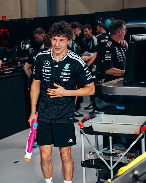 f1bykimi's tweet photo. this man can’t be separated from that water gun huh https://t.co/L4VqIkXABc