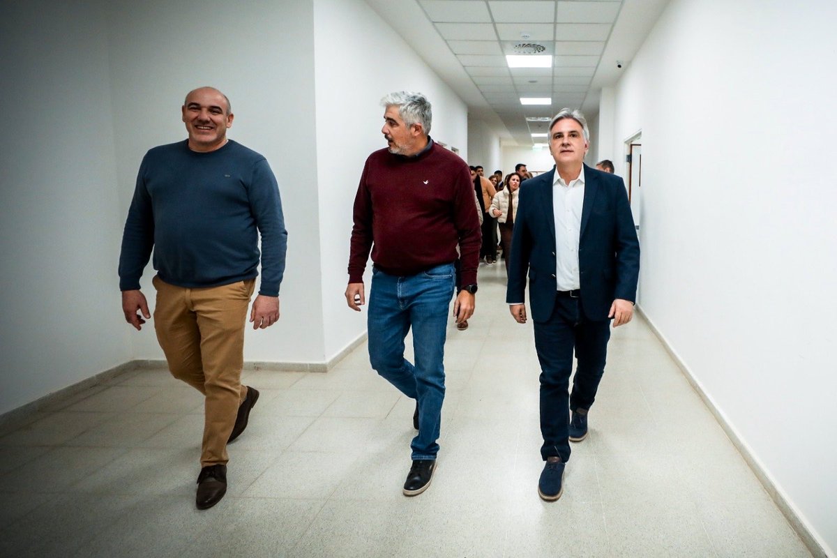 MartinLlaryora's tweet photo. UN MODERNO HOSPITAL PARA EL SUR CORDOBÉS 

Estamos en la etapa final de una gran obra que transformará el Hospital Regional "René Favaloro" de #HuincaRenancó en un verdadero Centro de Alta Complejidad, convirtiéndolo en el principal referente sanitario del departamento General Roca y de todo el sur provincial.

Recorrí el avance de la ampliación y refuncionalización, una inversión estratégica que marcará un antes y un después para la #salud pública de la región. 

Con más camas, nuevos servicios, especialidades médicas, quirófanos de última generación y tecnología de avanzada, miles de vecinos podrán acceder a una atención de mayor complejidad sin tener que viajar cientos de kilómetros en busca de una respuesta.

Nuestro objetivo es claro: que el lugar donde una persona nace o vive no determine la calidad de la atención que recibe. Por eso seguimos fortaleciendo la red sanitaria en cada rincón de #Córdoba, acercando #infraestructura, equipamiento y profesionales donde más se necesitan.

Queremos terminar esta obra lo antes posible porque un hospital de estas características no es solamente un edificio, son más vidas que pueden salvarse gracias a una #SaludPública moderna, cercana y de calidad. 

#HacerParaCrecer