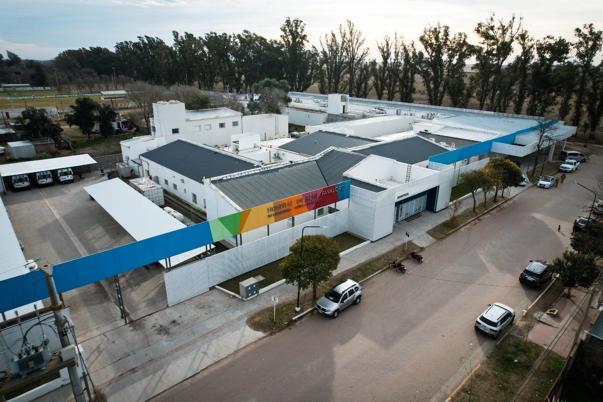 MartinLlaryora's tweet photo. UN MODERNO HOSPITAL PARA EL SUR CORDOBÉS 

Estamos en la etapa final de una gran obra que transformará el Hospital Regional "René Favaloro" de #HuincaRenancó en un verdadero Centro de Alta Complejidad, convirtiéndolo en el principal referente sanitario del departamento General Roca y de todo el sur provincial.

Recorrí el avance de la ampliación y refuncionalización, una inversión estratégica que marcará un antes y un después para la #salud pública de la región. 

Con más camas, nuevos servicios, especialidades médicas, quirófanos de última generación y tecnología de avanzada, miles de vecinos podrán acceder a una atención de mayor complejidad sin tener que viajar cientos de kilómetros en busca de una respuesta.

Nuestro objetivo es claro: que el lugar donde una persona nace o vive no determine la calidad de la atención que recibe. Por eso seguimos fortaleciendo la red sanitaria en cada rincón de #Córdoba, acercando #infraestructura, equipamiento y profesionales donde más se necesitan.

Queremos terminar esta obra lo antes posible porque un hospital de estas características no es solamente un edificio, son más vidas que pueden salvarse gracias a una #SaludPública moderna, cercana y de calidad. 

#HacerParaCrecer