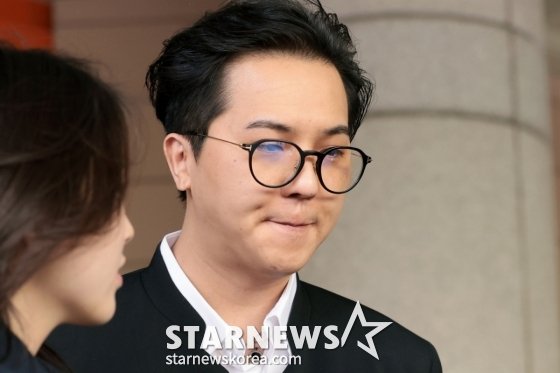 ohxhorattt's tweet photo. 'Negligence in Service' Song Mino Returns to Court... Manager to Witness Trial'

WINNER member Song Mino, who was indicted on charges of violating the Military Service Act, is expected to testify as a witness in the trial regarding the conspiracy charges against his supervisor, A, during his time as a social service agent.

According to confirmation by Star News on the 8th, Song Mino is scheduled to appear as a witness and be questioned at the third hearing for A's Military Service Act violation trial, which will be held on the 14th at the Seoul Western District Court, Criminal Division 10.

At the previous second hearing, A's lawyer argued, "We do not deny that A used improper methods in some attendance processing," but asserted, "There was no prior conspiracy or division of roles to falsify attendance records."

Subsequently, A's side requested Song Mino as a witness, and the court stated that it would review the matter to accept the request once the relevant application is submitted. It has been confirmed that A's side submitted the witness application on the 7th. Currently, the prosecution believes that manager A also participated in Song Mino's absence from duty. The investigation concluded that when Song Min-ho stated he would not come to work citing reasons such as oversleeping or fatigue, A granted permission and falsely created documents to make it appear as if he had reported to work normally. In the indictment, the prosecution stated that in May 2023, A informed Song Min-ho in advance that he would not be coming to work, saying, "I have training tomorrow so I won't be coming to work, let's meet on May 31st." Consequently, Song Min-ho voluntarily did not report to work, and A subsequently wrote the daily service status report as if Song Min-ho had reported to work.

The Criminal Division 1 of the Seoul Western District Prosecutors' Office (Chief Prosecutor Won Shin-hye) indicted the two individuals without detention on December 30 of last year on charges of violating the Military Service Act. According to the prosecution, Song Min-ho is accused of leaving his workplace without justifiable reason and neglecting his duties and reporting to work while serving as a social service worker at a facility in Mapo-gu, Seoul, from March 2023 to December 2024. Person A is accused of neglecting supervision despite being aware of Song Min-ho's negligence.

The court held the first trial hearing for the two on April 21, and the prosecution requested a sentence of one year and six months in prison for Song Min-ho, who admitted to all charges.

In his final statement, Song Min-ho said, "I would like to offer my apologies to the presiding judge and everyone present here." He continued, "As a young man of the Republic of Korea, I failed to faithfully fulfill my duty of national defense to the very end, a duty that must be fulfilled. I suffer from bipolar disorder and panic disorder, and I am well aware that these illnesses should never serve as an excuse or justification. As someone loved by many, I feel truly sorry when I see this shameful side of myself, unable to set an example. Only deep regret remains regarding my choice." He added,

"I am currently receiving diligent treatment. I want to recover my health as soon as possible, and if given the opportunity to re-serve, I wish to faithfully complete my service to the end," and concluded by saying, "I would like to offer my apologies once again."

Meanwhile, Song Min-ho, who was classified as Grade 4 (supplementary service) during his conscription physical examination, fulfilled his military obligation as a social service agent at the Mapo Facilities Management Corporation starting in March 2023, and transferred his workplace to the Mapo Residents' Convenience Facility in March 2024.

1/2 🔗 https://t.co/wQy6CmBTcL
