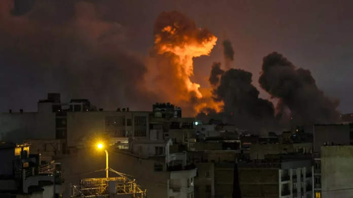 AlejoRodriEC's tweet photo. Irán bombardea Qatar, Dubai, Bahrein y Kuwait como respuesta y contraataque tras los bombardeos de Estados Unidos a su territorio.
Se activan protocolos de evacuación y defensa aérea en los países del Golfo Pérsico. https://t.co/abNWSEucX5