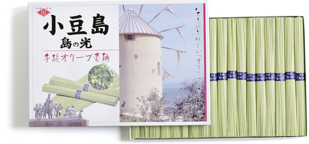 Pen_magazine's tweet photo. \夏に食べたい👀食欲を刺激する、人気そうめん✨/

『オリーブ素麺』

小豆島そうめんと他の地域のそうめんの最大の違いは、麺を延ばす際に菜種油や綿実油ではなく、胡麻油を使うこと。

島の光でももちろん、定番のそうめんは胡麻油で延ばしている。

しかし、15年ほど前に開発した「オリーブ素麺」は、胡麻油ではなくオリーブオイルで延ばしたもの。

なにしろ小豆島は、日本で初めてオリーブの栽培に成功した“オリーブの島”だ。

地元産のオリーブの実をペースト状にして練り込んだそうめんは、ツルリとのど越しがよく、爽やかな色も魅力。

つゆはもちろん、オリーブオイルと塩で味わうのもいい。☀️