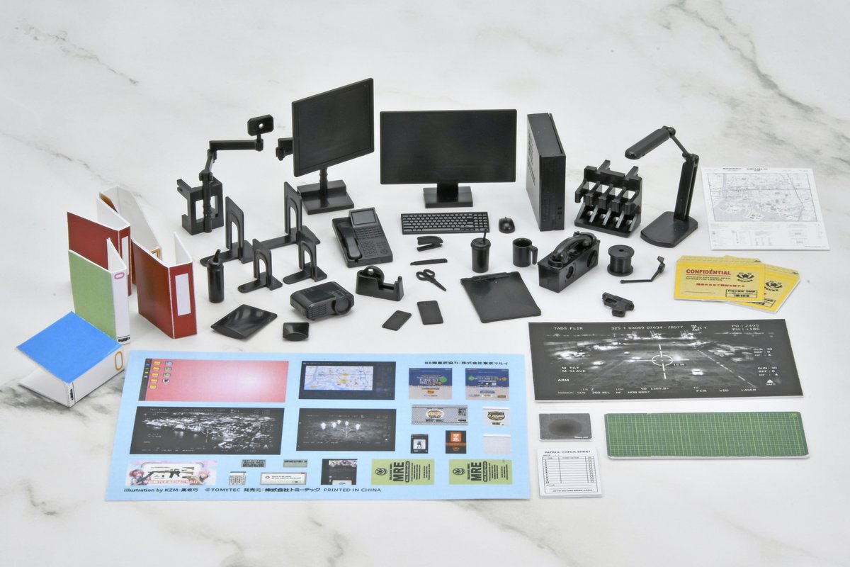 LittleArmory's tweet photo. 【#リトルアーモリー 新製品】
デスクワークツールA2
11月発売予定

同時発売のフィールドデスクと合わたいデスク小物の1/12スケールプラモデルです。OA機器から文具まで、様々な小物が揃ってます✌
ドールハウスづくりにもぜひ。

箱絵は、ネコ様らに襲撃された指定防衛校FOBの図（坂崎ふれでぃ氏作） https://t.co/zRoXFV2YIX