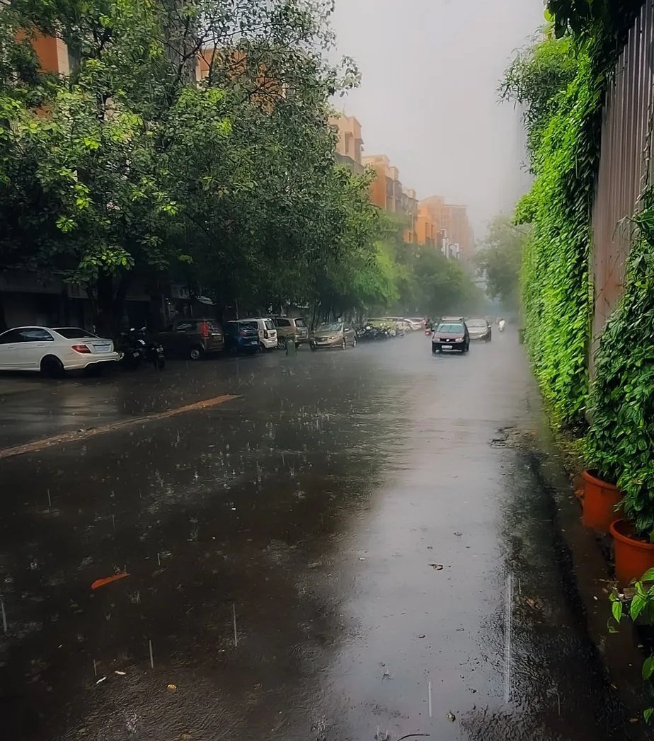 pranaymodi05's tweet photo. Pleasent atmosphere during rain. 
Mumbai. https://t.co/jLPvLZWs6c
