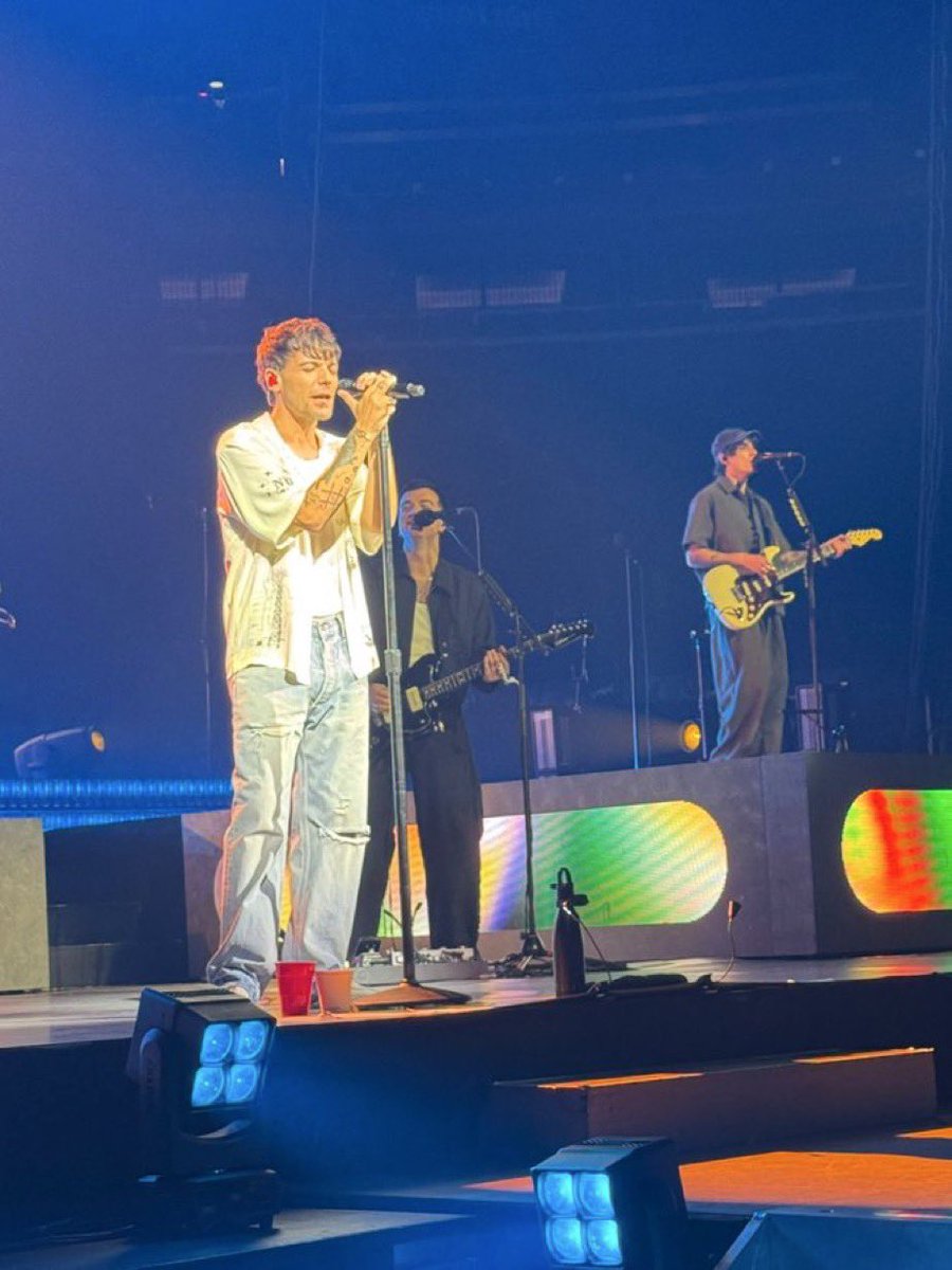 WorldUpdater70's tweet photo. ¡LOUIS TOMLINSON EN EL ESCENARIO PARA SU PRIMER MADISON SQUARE GARDEN!

—OT5DTour https://t.co/oikM8DA1jV
