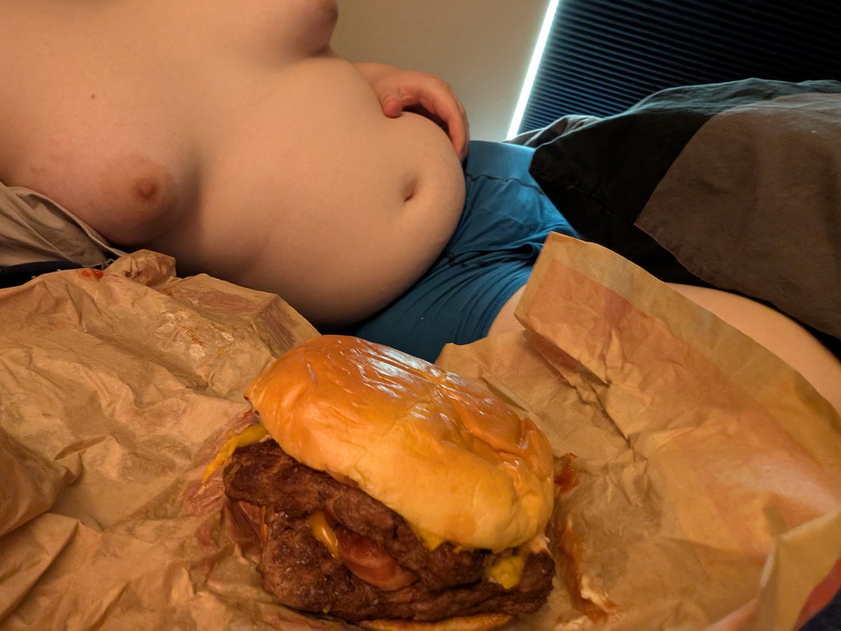 GleamingBrass_'s tweet photo. look at my yummy burger https://t.co/U2U9xCEH9e
