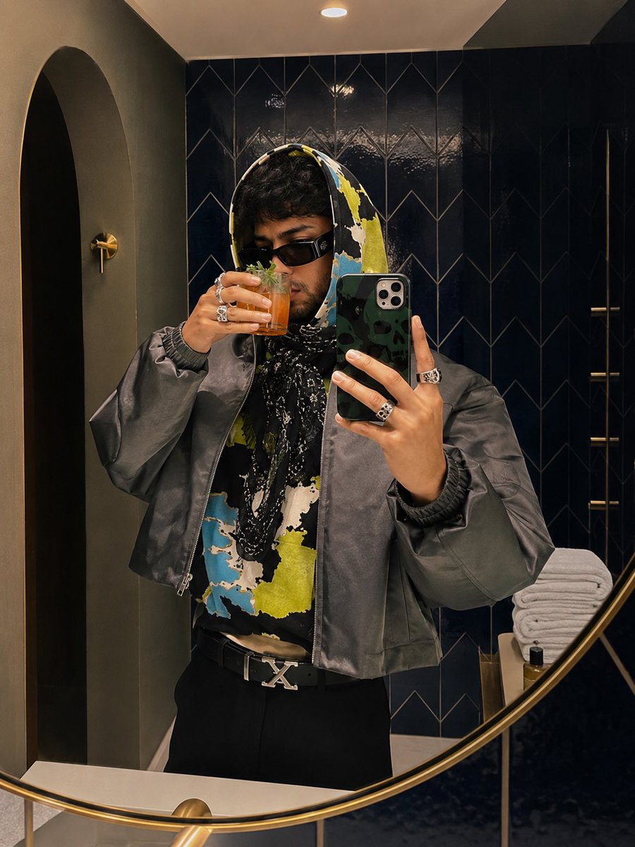AdefilaStephen's tweet photo. Crazy part?
This photo doesn’t exist.

No camera. No photoshoot. No model.
Just AI.

We’re entering a phase where ideas are becoming visuals instantly and most people still can’t tell the difference.

The gap between imagination and execution is disappearing fast.” https://t.co/so5uKzMmKk