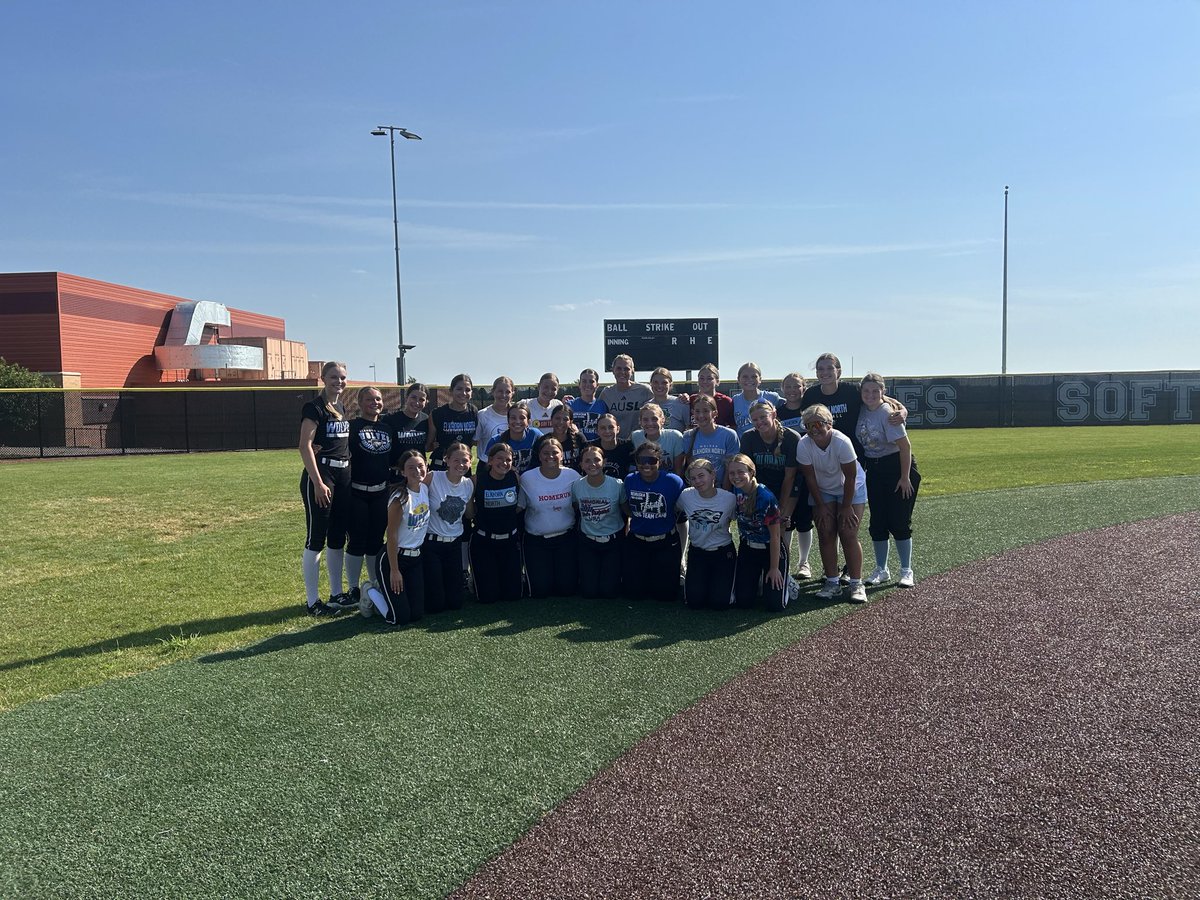ENHSSoftball's tweet photo. Amazing opportunity to have Ruby Meylan work with our pitchers and catchers today! Thank you for spending time with the Wolves! 🐺🩵🖤🎉 https://t.co/CmAJpWOnLz